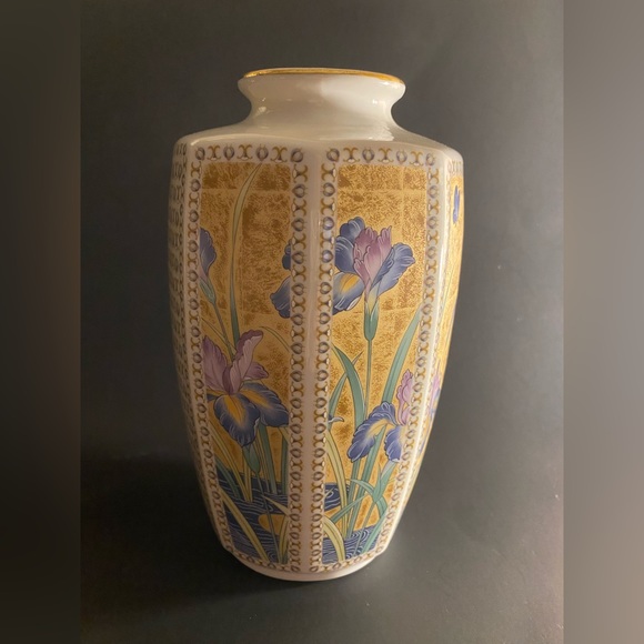 Japanese Vase Golden Mist Pattern Fine Porcelain Floral Design Gold Trim - Picture 1 of 6